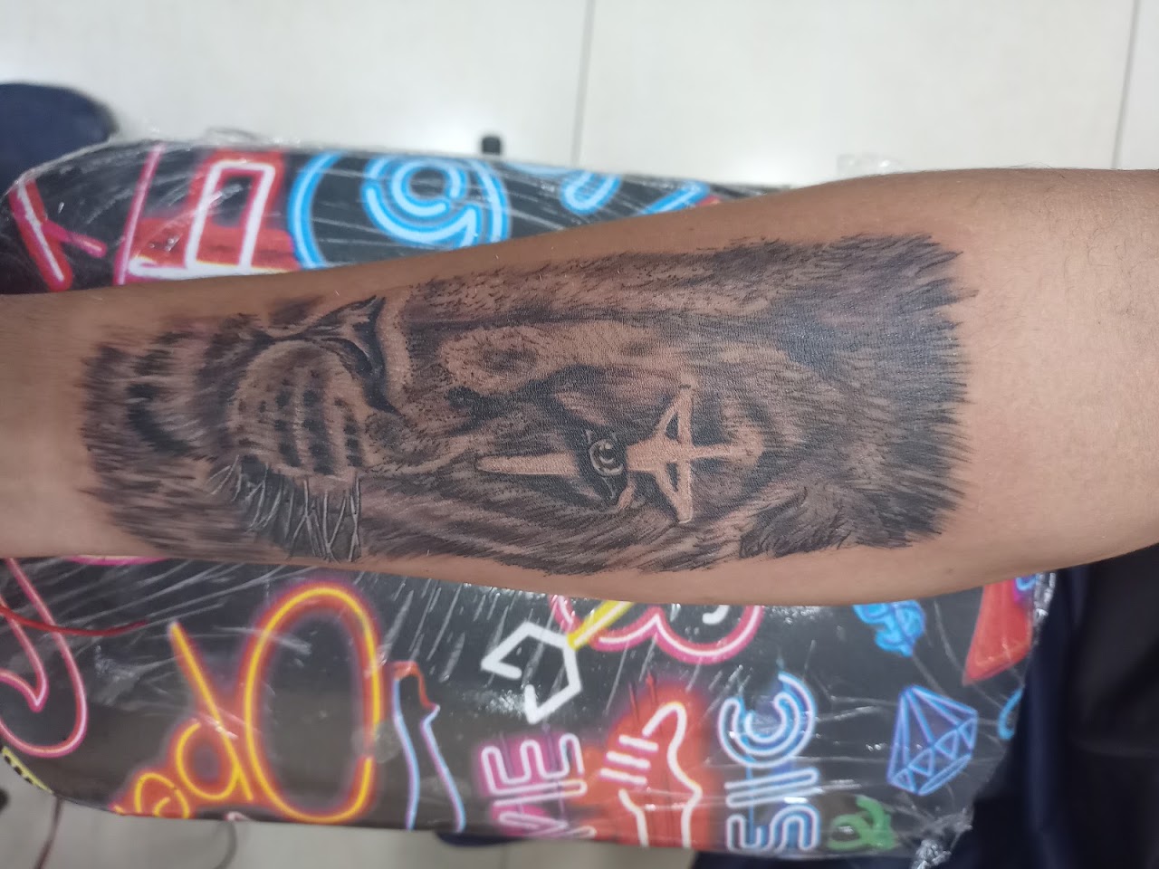Tatuaje realista de león en antebrazo hecho en Porta Tattoo Studio