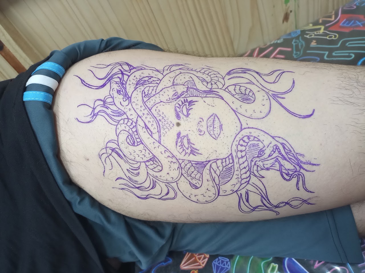 Tatuaje de Medusa en línea fina en el muslo